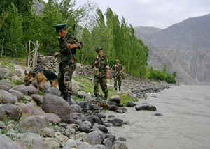 تجمع افراد مسلح گروه طالبان در نزدیک مرزهای تاجیکستان با افغانستان