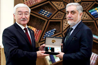 عبدالله در دیدار با سفیر قزاقستان: عضویت افغانستان در سازمان شانگهای روابط تجاری و ترانسپورتی را در منطقه افزایش می‌بخشد