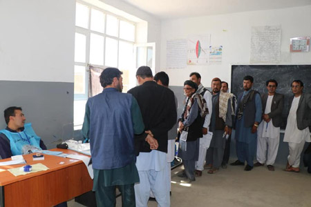 انتخابات افغانستان در سایۀ تهدید و تقلب برگزار شد