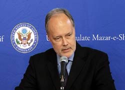 سفیر آمریکا:  میان ما و افغانستان بی اعتمادی است